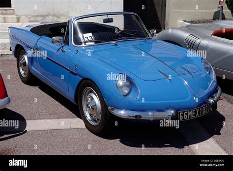 Alpine A110 moderna e classica affiancate a Monte Carlo