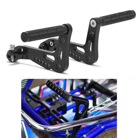 Dettaglio dei pedali di freno e acceleratore in un go-kart