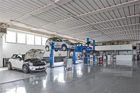 Interno di una moderna officina meccanica Volkswagen