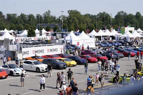 Persone che interagiscono a un evento automobilistico locale