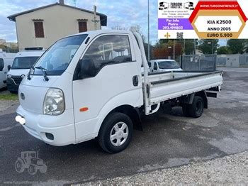 Camion Kia K2500 con cassone fisso in azione