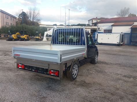 Dettaglio del cassone fisso su un camion Kia