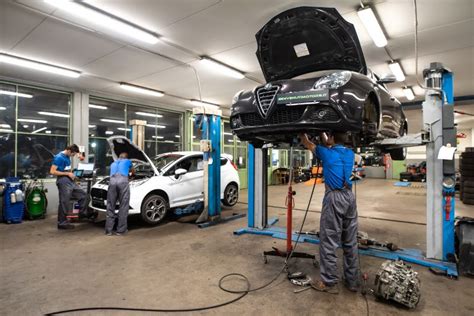 Officina meccanica moderna con attrezzature all'avanguardia