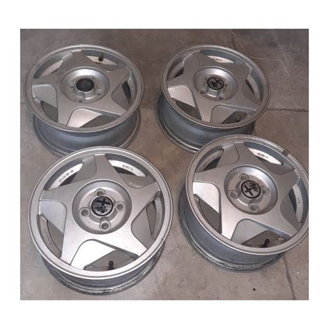 Cerchi in lega Alfa Romeo 75 TS con design sportivo