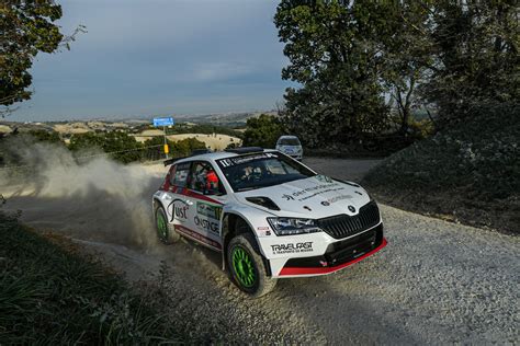 Immagine di un SUV da rally in azione su sterrato