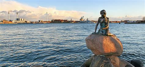 La Sirenetta di Copenaghen al tramonto