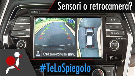 Retrocamera su un'auto durante il parcheggio