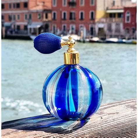 Boccetta di profumo Mach-Eau su sfondo di un'auto sportiva elettrica, con dettagli che richiamano l'ingegneria e la velocità