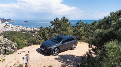 Audi Q5 parcheggiata in un paesaggio montano