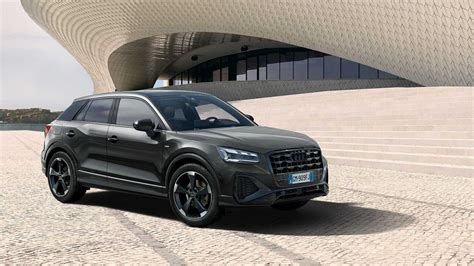 Audi Q2 guidata su una strada panoramica