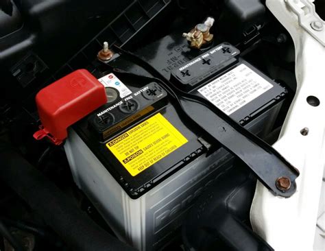 Batteria di un'auto con terminale negativo scollegato