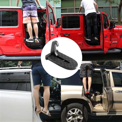 Persona che utilizza un gradino per portiera per accedere al tetto di un'auto