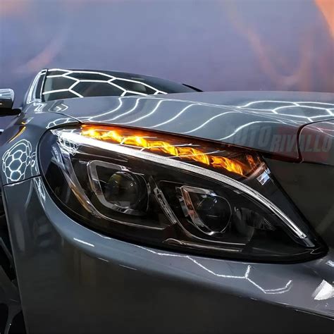 Dettaglio fari anteriori Mercedes C SportCoupé