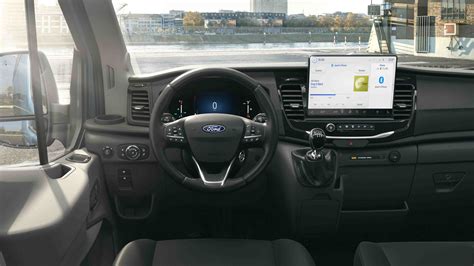 Interno di un furgone Ford con display SYNC 4