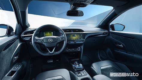 Interni dell'Opel Corsa 1.3 MultiJet con la plancia