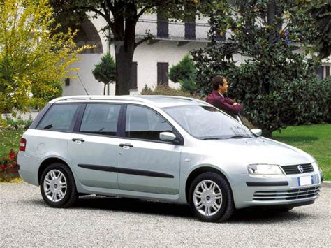 Fiat Stilo station wagon su strada sterrata