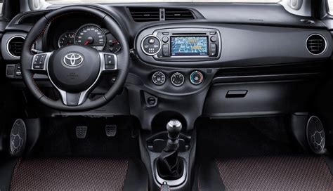Toyota Yaris 2001 interni cruscotto digitale