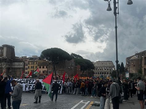 Manifestazione di fronte al tribunale con striscioni di protesta