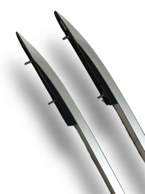 Dettaglio montaggio barre longitudinali su tetto auto