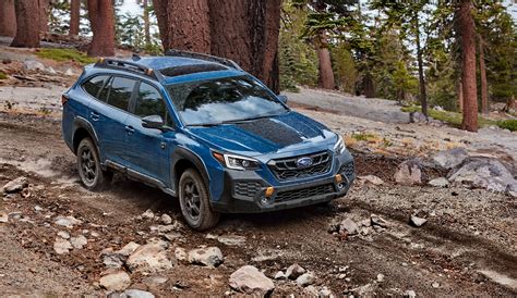 Subaru Outback in un paesaggio naturale