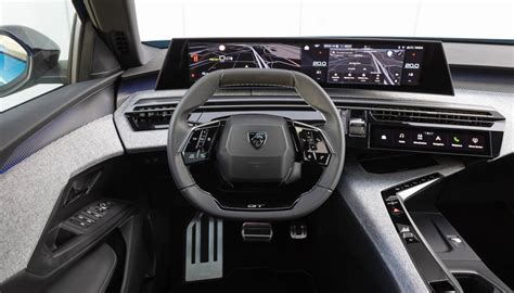 Interni Peugeot 3008 con schermo centrale da 10 pollici e i-Cockpit