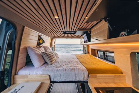 camper van in ambiente naturale