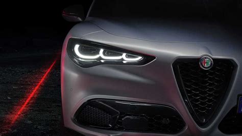 Dettaglio del frontale dell'Alfa Romeo Stelvio con luci diurne a LED