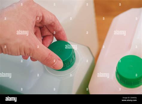 Persona che svita un tappo benzina