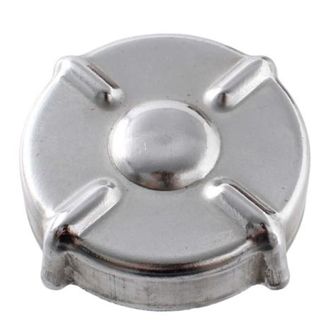 Primo piano di un tappo benzina cromato