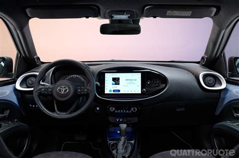 Toyota Aygo interni con portiera aperta