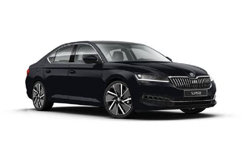 Skoda Superb in primo piano con effetto luci ambiente