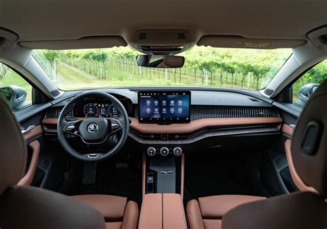 Interni Skoda Superb Wagon Selection con Virtual Cockpit