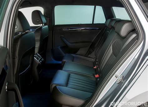 Dettaglio interni Skoda Superb Wagon Laurin&Klement con materiali pregiati