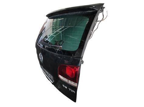 Volkswagen Touareg posteriore con portellone aperto