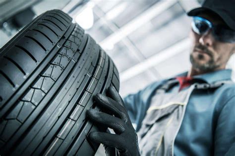 Gommista che verifica le gomme