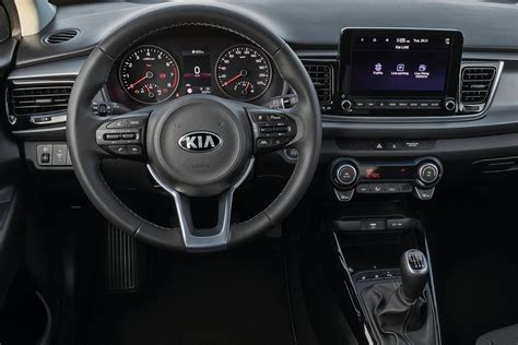 Interni della Kia Rio con plancia e comandi