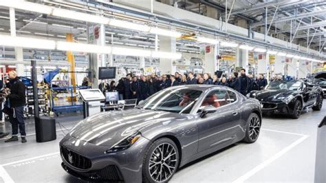 Interno stabilimento Maserati con MC20 in produzione