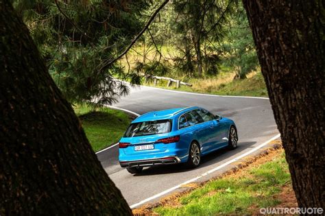Audi A4 Avant in azione su strada
