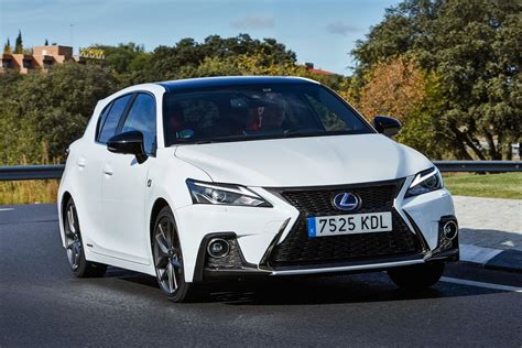 Lexus CT 200h in movimento su strada