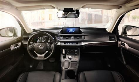 Interni della Lexus CT 200h che mostrano comfort e finiture