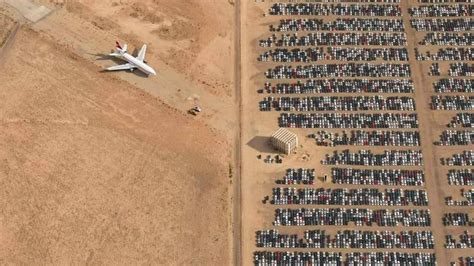 Parcheggio di auto Volkswagen ritirate dal mercato nel deserto