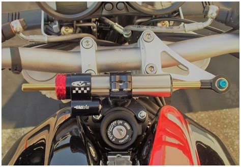 Motocicletta Honda CB650F in curva con ammortizzatore di sterzo evidenziato