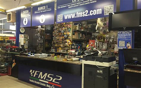 Vetrina di accessori e ricambi per motociclette