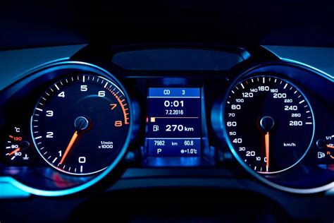 Esempio di cartablet installato sul cruscotto di un'auto