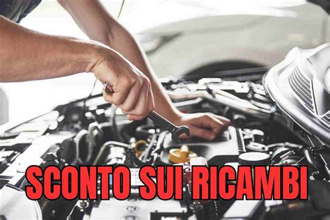 Meccanico che mostra un ricambio auto con sconto evidenziato