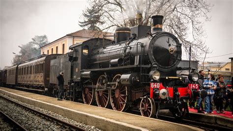 Treno a vapore con fischio