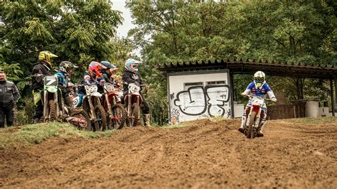Moto da cross in azione su pista sterrata