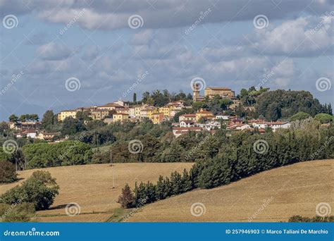 Panorama di Acate con case e campagne circostanti