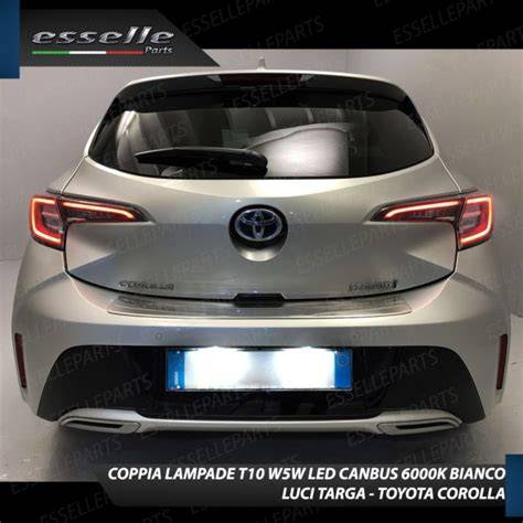 Toyota Corolla Cross con luci posteriori a LED accese di notte