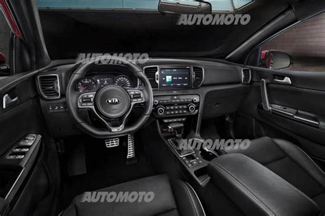 Interni di una Kia Sportage, con particolare attenzione allo spazio per le gambe dei passeggeri posteriori.